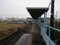 ホームより駅舎の方を覗く